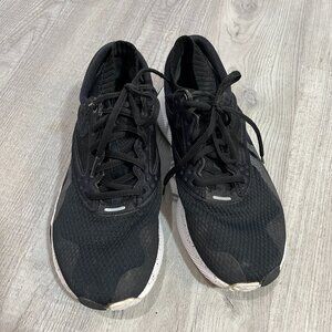 Women's size 8 Reebok shoes